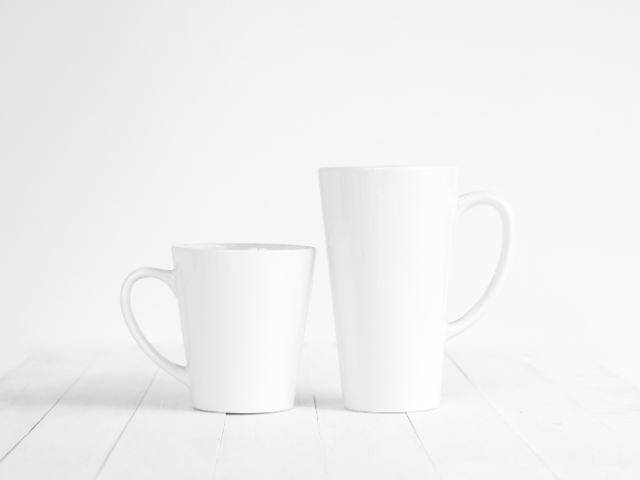 高さの違う2つの白いマグカップ
