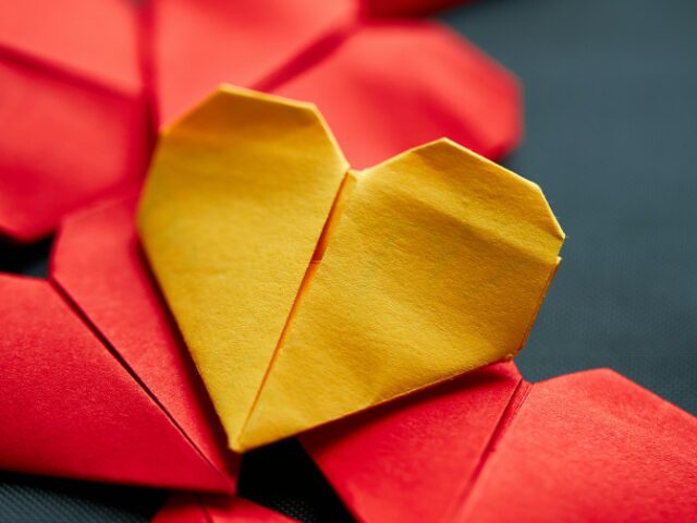 黄色と赤のハートに折られている折り紙