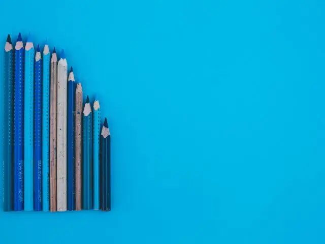 青いバックに長さ順に並んだ青系の色鉛筆