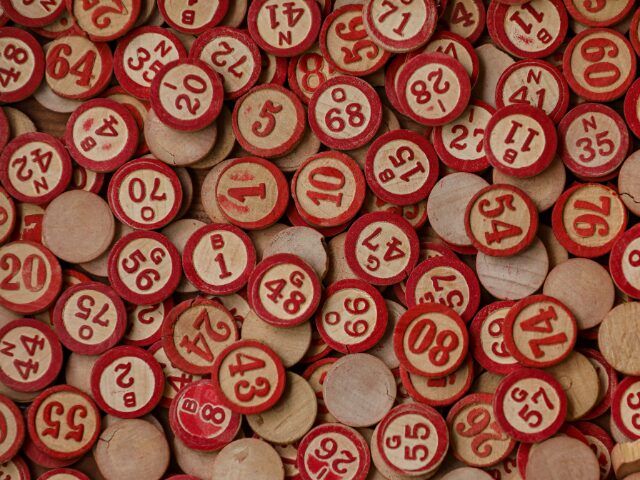 赤の数字が書かれたたくさんの木製の丸いチップ