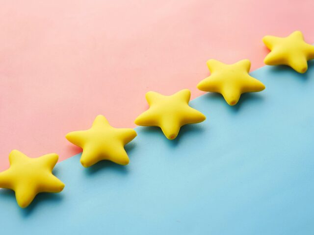 水色とピンクの上にある5つの黄色い星