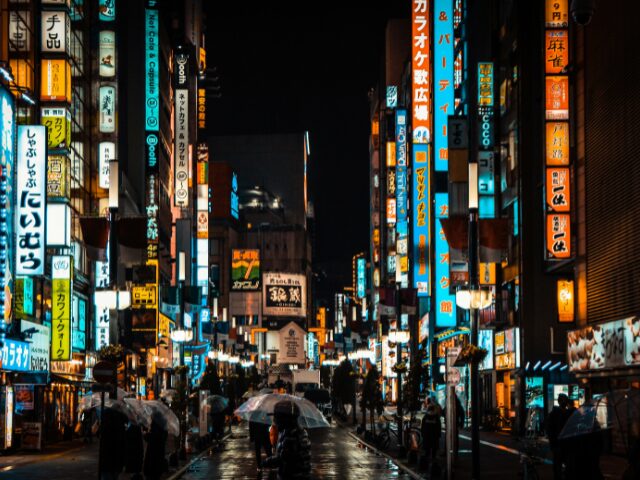 日本の夜の街を歩く人々