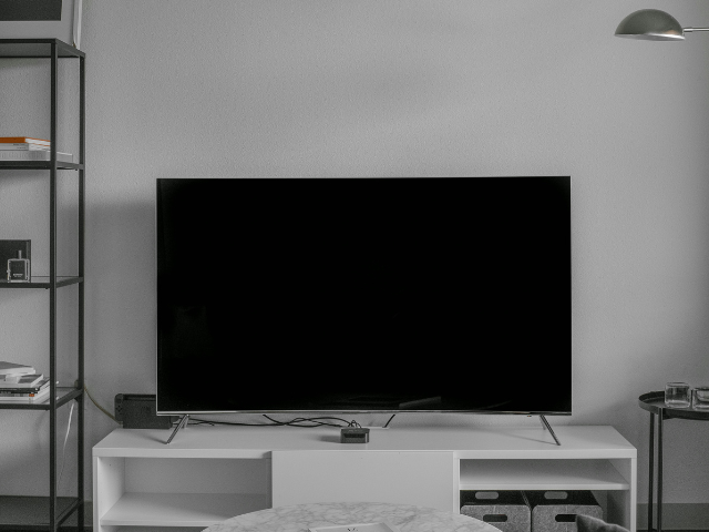テレビがある白を基調としている部屋
