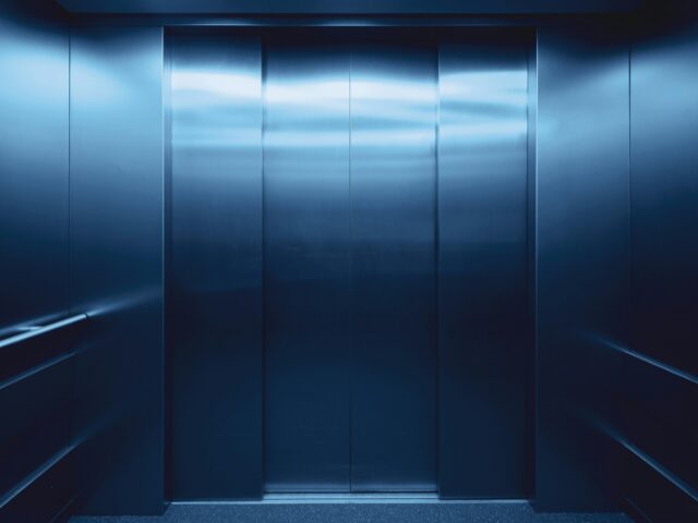 閉まっているエレベーターの扉