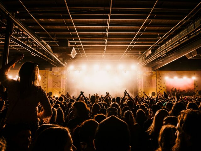 ステージが照明で照らされているライブ会場
