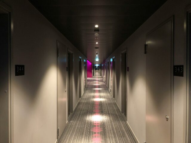 長く続くグレーを基調としたホテルの廊下