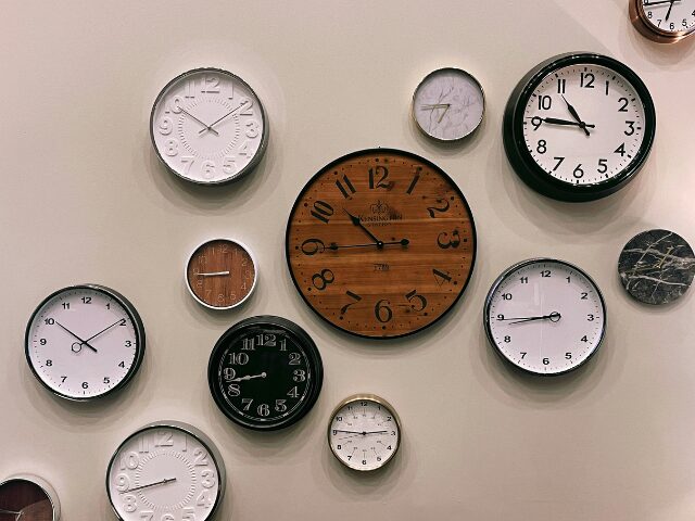 いろんな種類の丸い不空数の壁掛け時計