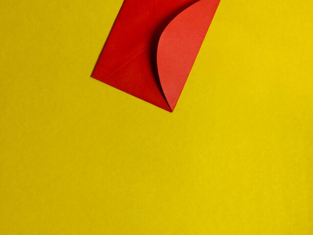 黄色い背景なる赤い封筒