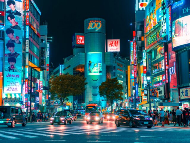 夜の渋谷のスクランブル交差点