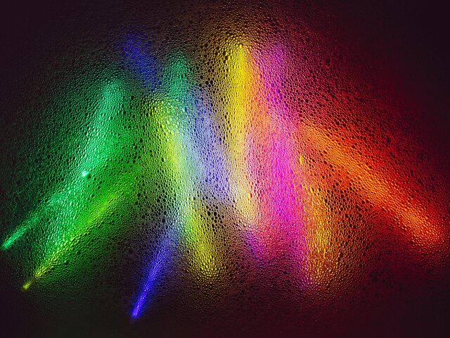 壁に映った虹色のサイリウム