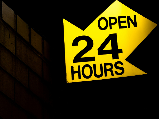 「OPEN 24 HOURS」と書かれている黄色い矢印