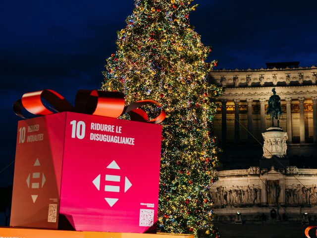 デコレーションされた木と赤いプレゼントボックス