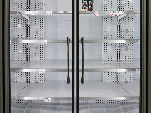 商品が何も入っていない冷蔵庫