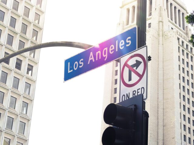 ビルの間にある「Los Angeles」と書かれた標識