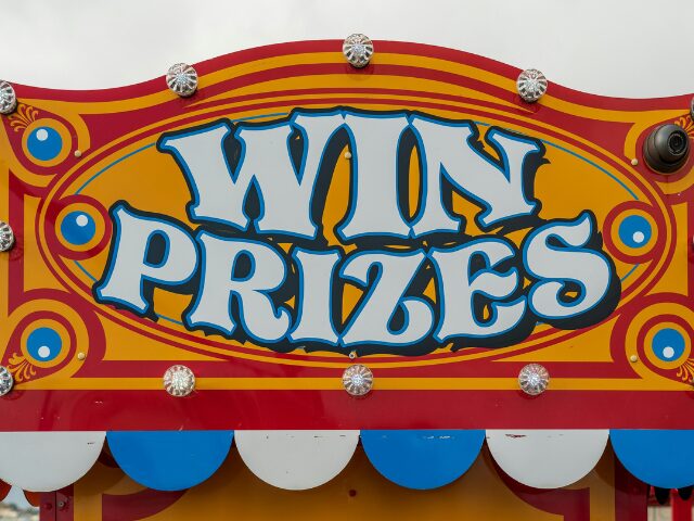 「WIN PRIZES」と書いてある赤と黄色の看板