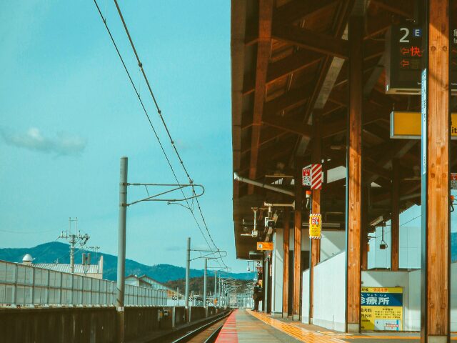 誰もいない駅のホーム