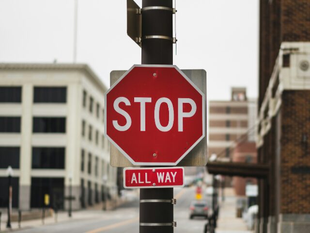 六角形のSTOPの道路標識