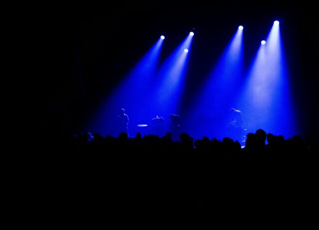 青いライトに照らされたライブ会場の風景