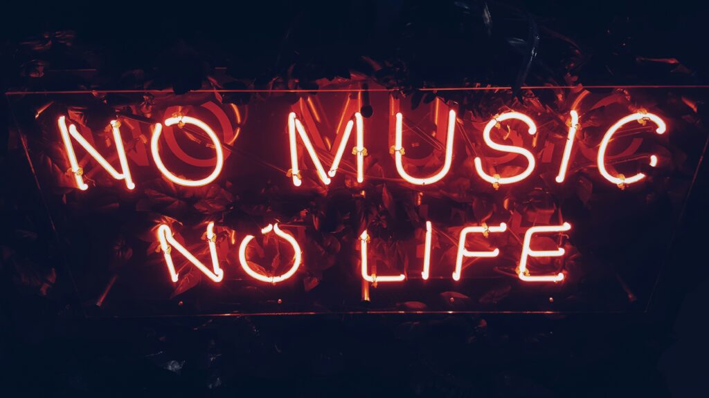 NO MUSIC NO LIFEと書かれた赤いネオン