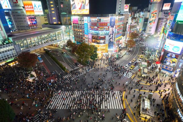 東京の街中の横断歩道の風景