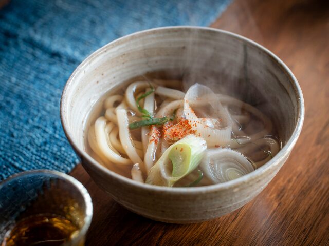 七味とネギがのった温かいうどん