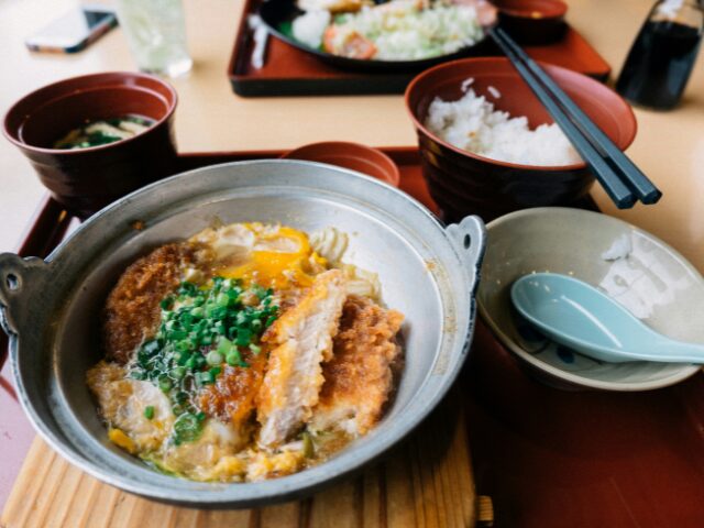 とんかつの卵とじと食べかけご飯