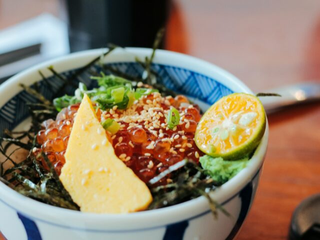 たっぷりのいくらと卵焼き1切、海苔がのった丼