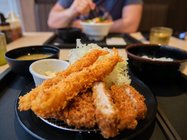 エビフライ2本ととんかつがセットになった定食