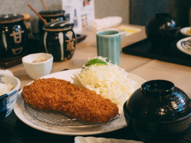 キャベツが山盛りのロースとんかつ定食