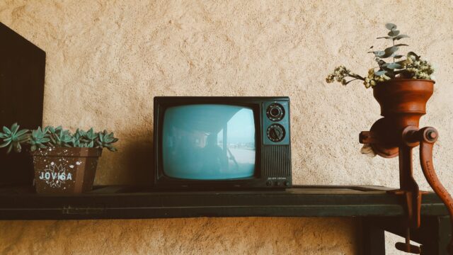 古い型のテレビが真ん中に置かれている