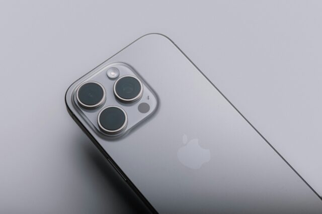 アップル社のスマホが置かれている