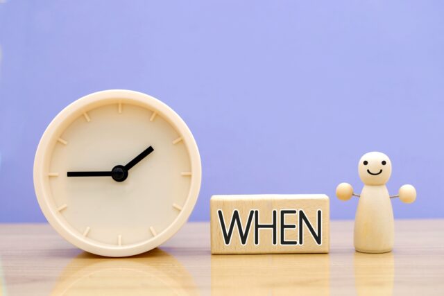 Whenの文字ブロックと人形と時計